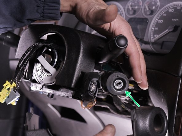 Aligner le trou de la coquille avec la serrure