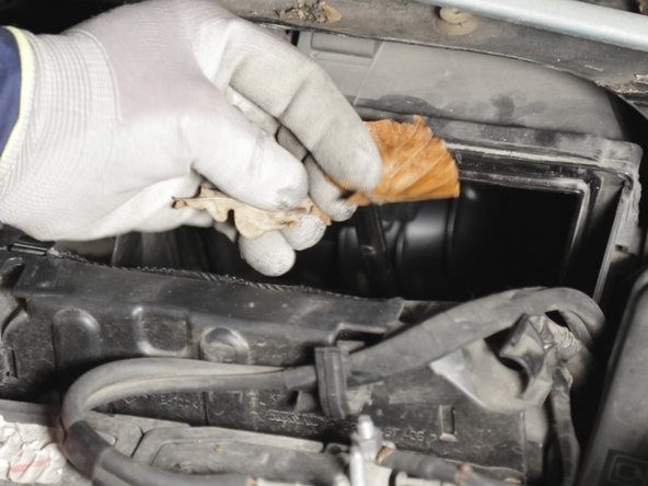 Nettoyer la boite à air avec une soufflette afin de retirer toutes les impuretés présentes à l’intérieur