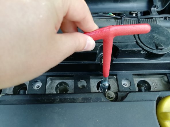 Comparer les bougies usées (dans le rectangle rouge) et les bougies neuves (dans le rectangle bleu). La longueur et le filetage doivent être les mêmes