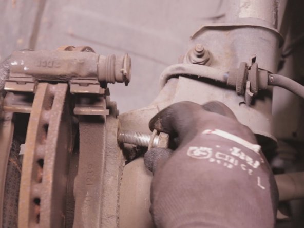 Retirer les 2 vis retenant le support d’étrier