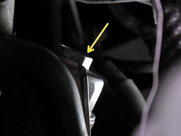 Serrer là cloche du filtre à huile avec une douille de 36