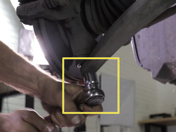 Desserrer l’écrou de la rotule de pivot et retirer le