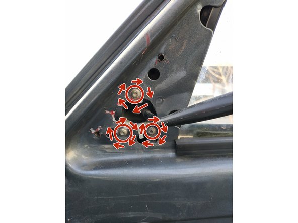 tout en maintenant le rétroviseur plaqué d'une main, visser les 3 vis de fixation de l'autre main