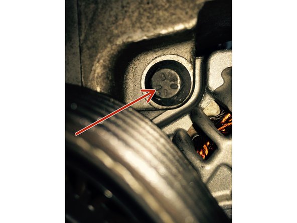 Positionner les vis supérieures du compresseur