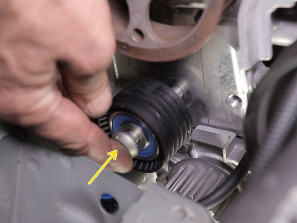 Replacer le galet enrouleur à son emplacement et serrer la vis