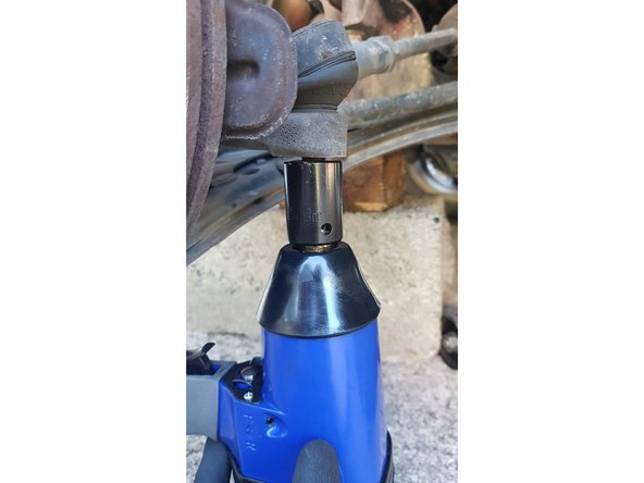 Avec une douille de 19mm retirez l'écrou.