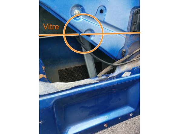 La vitre est maintenue sur le rail du lève-vitre par un &quot;carré&quot; en plastique côté extérieur de la porte