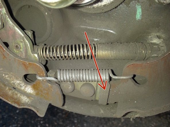 Pour démonter les mâchoires, faire passer le bas devant la butée, des deux côtés