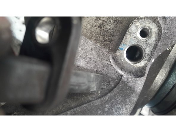 Dévisser a l'aide d'une clé torx le capteur d'ABS puis le retirer de son logement. C'est très important car le capteur passe dans l'ensemble  roulement!