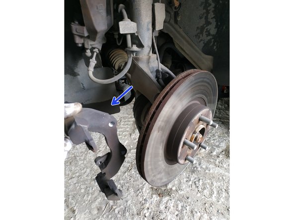 dévisser les 2 vis de maintien du porte-étrier, clé de 18mm