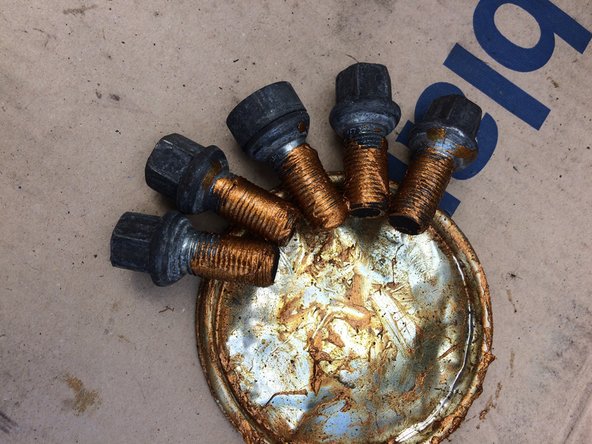 Puis une fois le pneu au sol, on fini de serrer le pneu correctement. Le couple de serrage est disponible dans le carnet d'entretien de votre véhicule