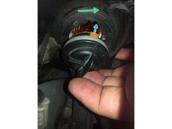 Repositionner le cache en face des encoches.