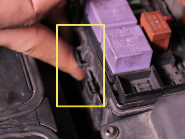 Déclipser la boite à fusibles et placer légèrement sur le coté , attention aux câbles