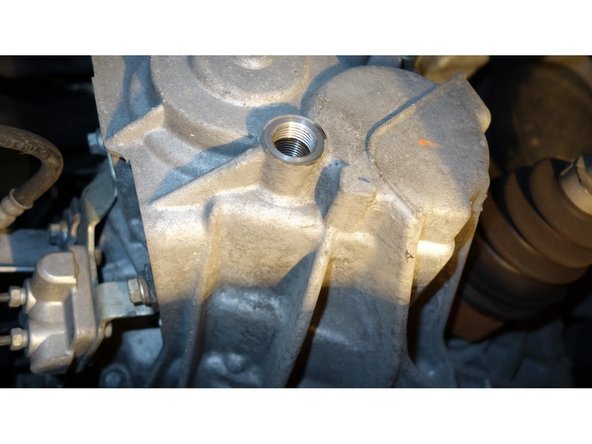 Introduire sur 2 ou 3 cm un tuyau transparent d'environ 1 mètre de long, équipé d'un entonnoir en partie haute, ou, utiliser une pompe-seringue de remplissage.