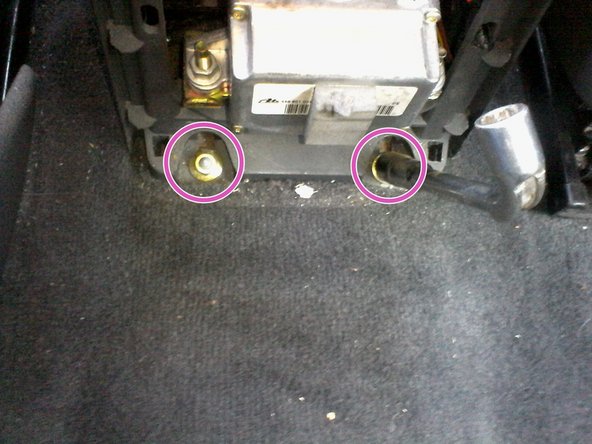 Une fois l'assise du cendrier déposer les 2 écrous de 10