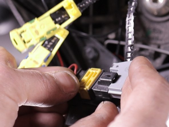 Reposer le connecteur sur son emplacement, se trouvant sur la branche basse du volant