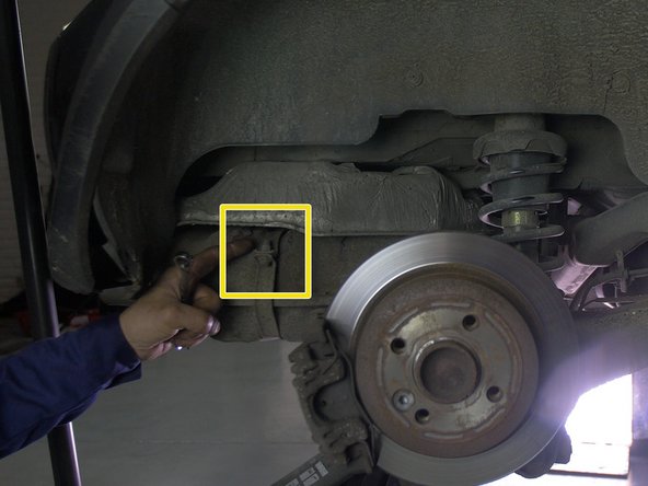 Retirer le collier retenant le silencieux