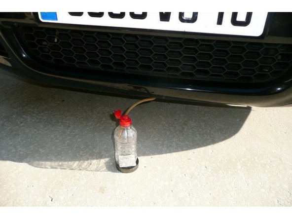 Introduire ce tube dans la bouteille plastique.