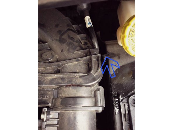 Maintenant, prenez le clips en métal qui se trouve sur le côté droit de la boite à air puis forcer pour le mettre sur la boite à air pour que celle ci soit bien plaqué dans son support.