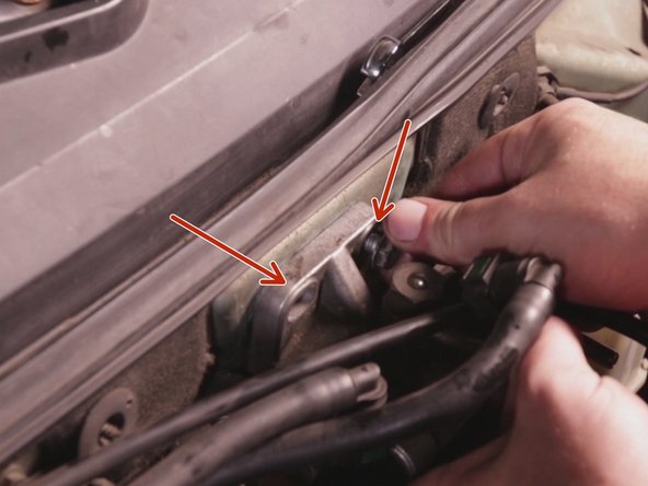 Revisser les 2 vis du support du filtre à carburant à l'aide d'une clé de 13