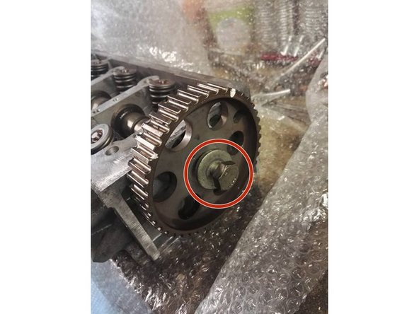 Dévissez la vis de la poulie d'arbre à came, retirez la pige et retirez la poulie