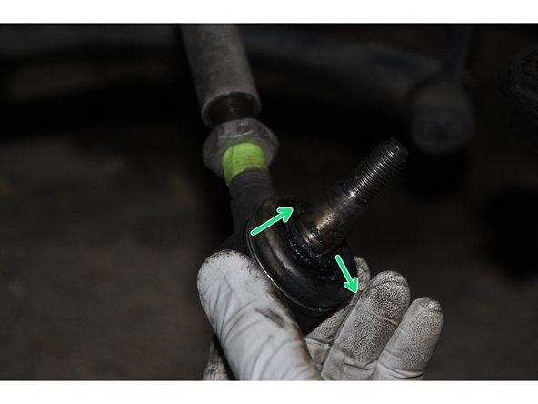 Déposer la rotule de direction en la desserrant avec la main