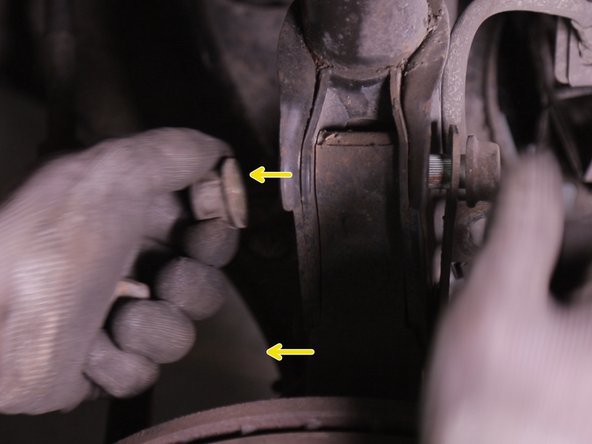 Ne pas faire tourner la tête des vis car ces dernières sont cannelés, elles ne peuvent tourner, d'où les coups de marteau pour les chasser