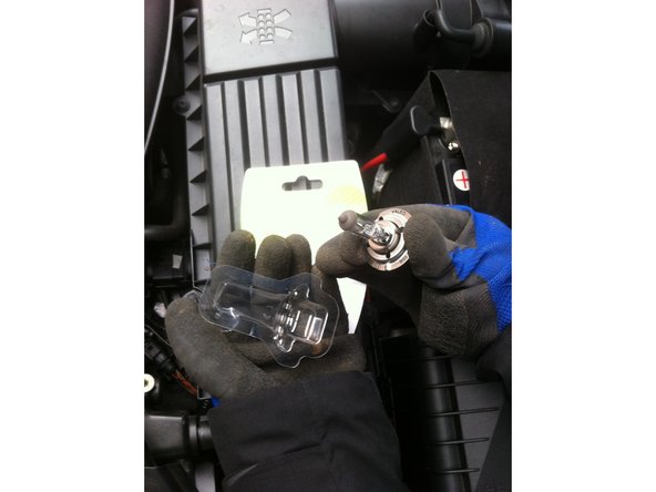 Retirez l'ampoule de remplacement de son emballage en évitant de touchez le verre.