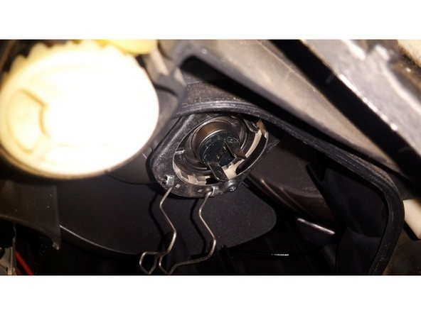 Basculer le clip entièrement vers le bas pour extraire l'ampoule.