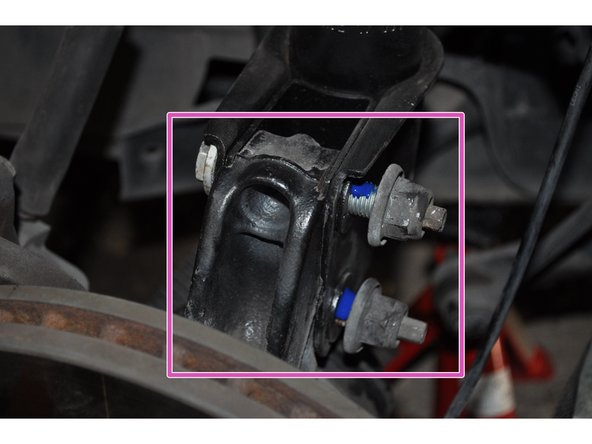 Remettre en place les boulons sur le moyeu avec du frein filet. Serrer au couple.