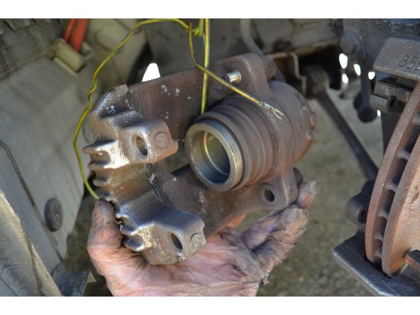 Le piston sur l'étrier avant n'est pas vissé, il n'est pas nécessaire d'utiliser un outil spécifique.