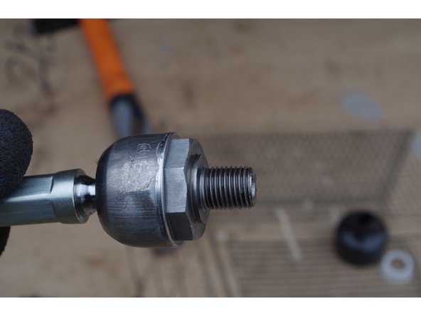 Opération inverse, on vis très fort avec la pince à griffe.