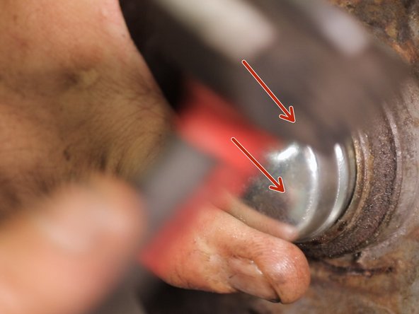 Reposez le capuchon en tapant dessus à l'aide d'un marteau si vous ne possédez pas la cloche spécial qui évite ça déformation