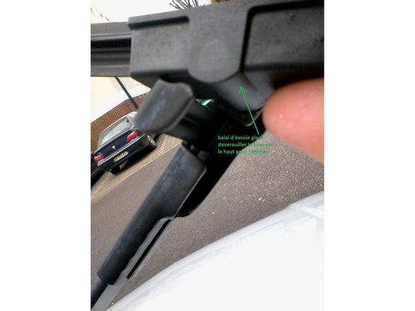 Une fois le balai d'essuie glace déverrouiller tirer le vers le haut pour le retirer