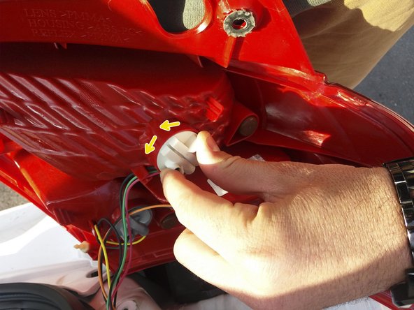 Il faut dévisser d'1/4 de tour chaque support d'ampoule pour le retirer.