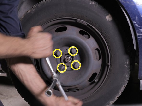 Dévisser les 4 boulons de la roue et retirer la.Placer le véhicule sur chandelle à l'aide d'un cric : Mise en sécurité du véhicule : démontage et remontage de la roue