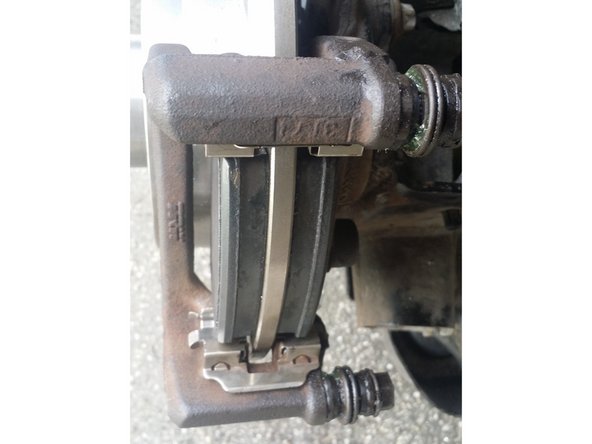 insérer les plaquettes de freins dans les agrafes