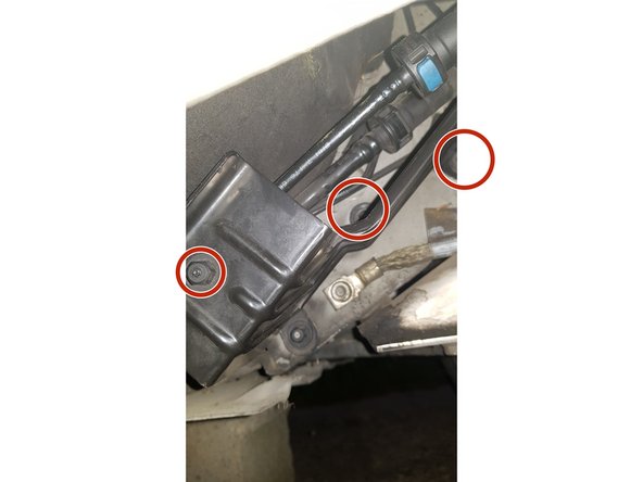 Retirez la plaque protectrice en métal en enlevant les 3 écrous avec une douille de 10mm.