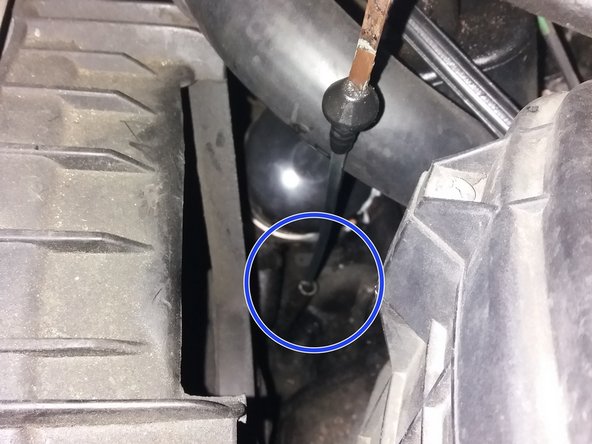 
After driving a few kilometers, check the oil level. To do this, pull the hook on the oil dipstick located right next to the oil filter, wipe the oil dipstick and then push it back into its location.
