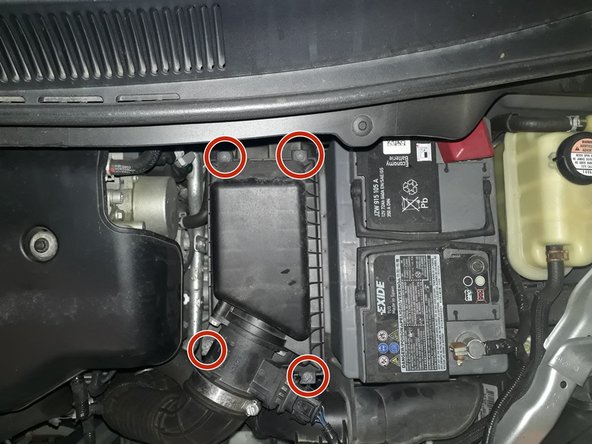 Avec un tournevis cruciforme, dévisser les 4 vis de la boite à air