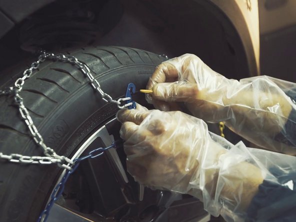 Accrocher la chaîne jaune avec la chaîne bleue