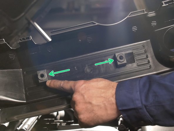 Replacer le cache moteur en respectant les 2 guides