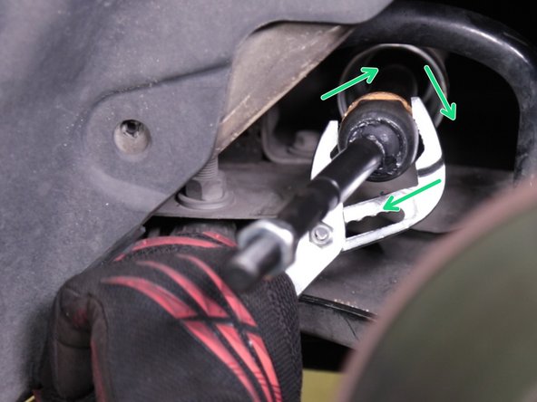 Bloquer la nouvelle biellette de direction à l'aide d'une pince multiprise ou une pince à griffes