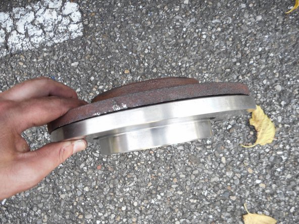 Comparez les disques en contrôlant le nombre de trous, le diamètre extérieur, l'épaisseur, le diamètre intérieur et le déport de la partie intérieure du disque.