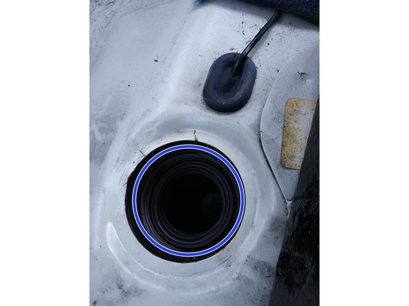 Il y a un filtre sur les 205 donc ce n'est pas catastrophique si des poussières tombent dans le réservoir mais on essaiera d'éviter cela au maximum.