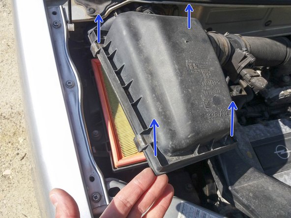 Soulever le couvercle de la boite à air.