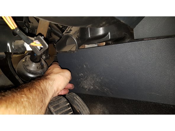 De chaque coté, déclipser la console centrale et la dégager par l'arrière