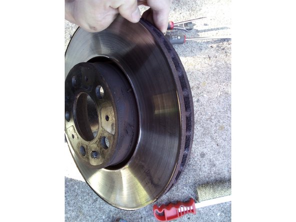 Comparez la taille du disque avec votre nouveau disque, le diamètre doit être identique.