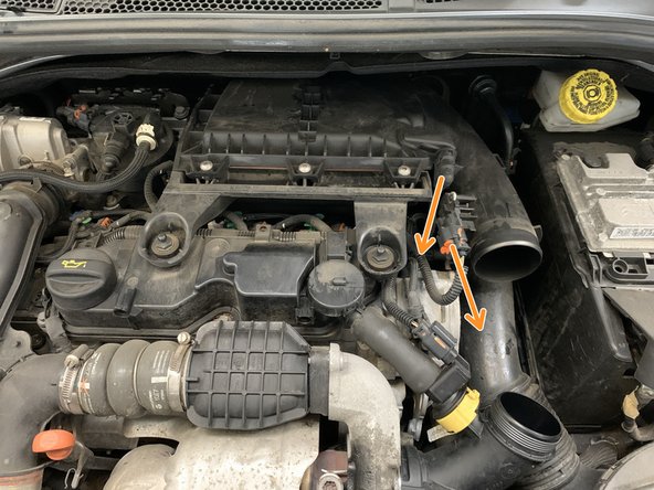 Débrancher le capteur et le petit tuyau d'air du la boite à air