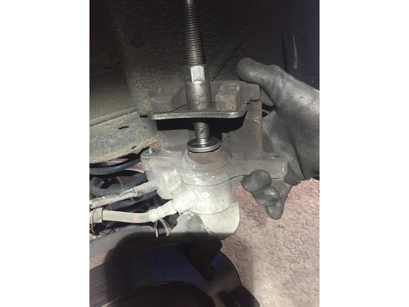 repousser le piston avec outils adéquat (un repousse piston)